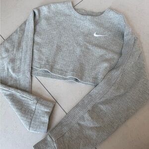 NIKE CROPPED SWEATER